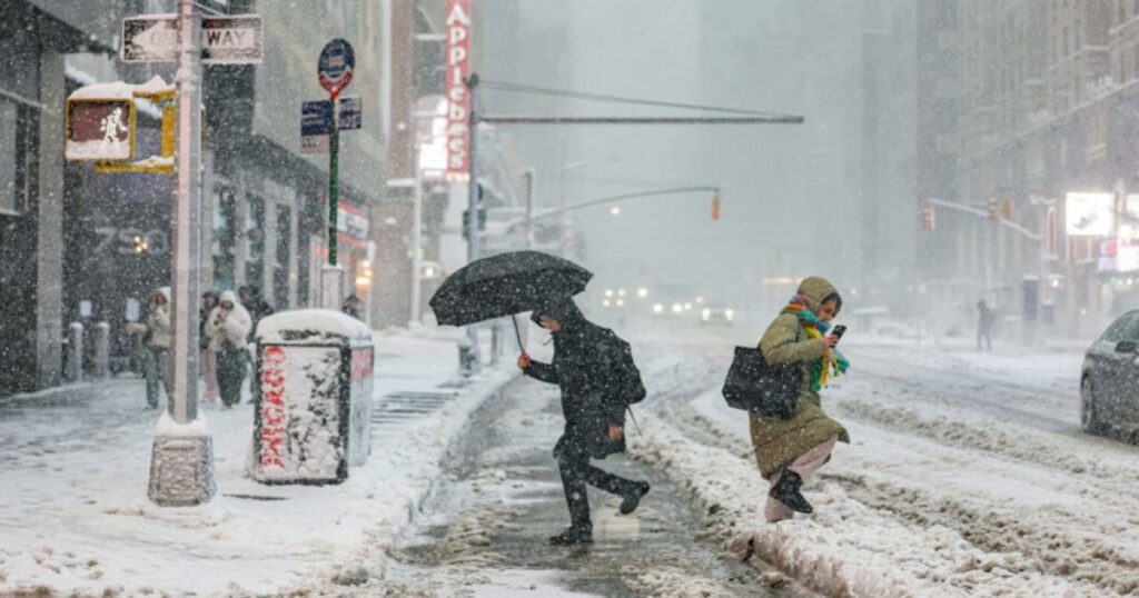 Μαγευτικές εικόνες από τη Νέα Υόρκη που βιώνει τη σφοδρότερη χιονοθύελλα των τελευταίων ετών.