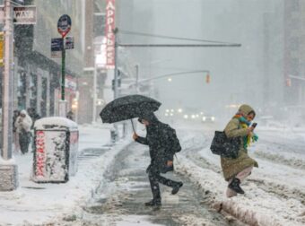 Μαγευτικές εικόνες από τη Νέα Υόρκη που βιώνει τη σφοδρότερη χιονοθύελλα των τελευταίων ετών.