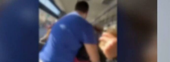 Εκρηκτική σύγκρουση επιβατών σε αστικό λεωφορείο – Δείτε το βίντεο της έντασης!
