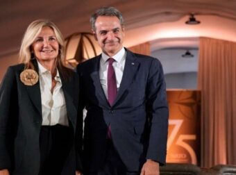 Σοβαρός Τραυματισμός για τη Μαρέβα Μητσοτάκη στην Ιταλία: Πώς Έσπασε τα Χέρια της η Σύζυγος του Πρωθυπουργού και Ποια η Κατάσταση της Υγείας της;