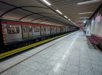 Θλιβερό συμβάν στο Μετρό Συντάγματος: Γυναίκα χάνει τη ζωή της μετά από πτώση στις ράγες κατά τη διέλευση συρμού.