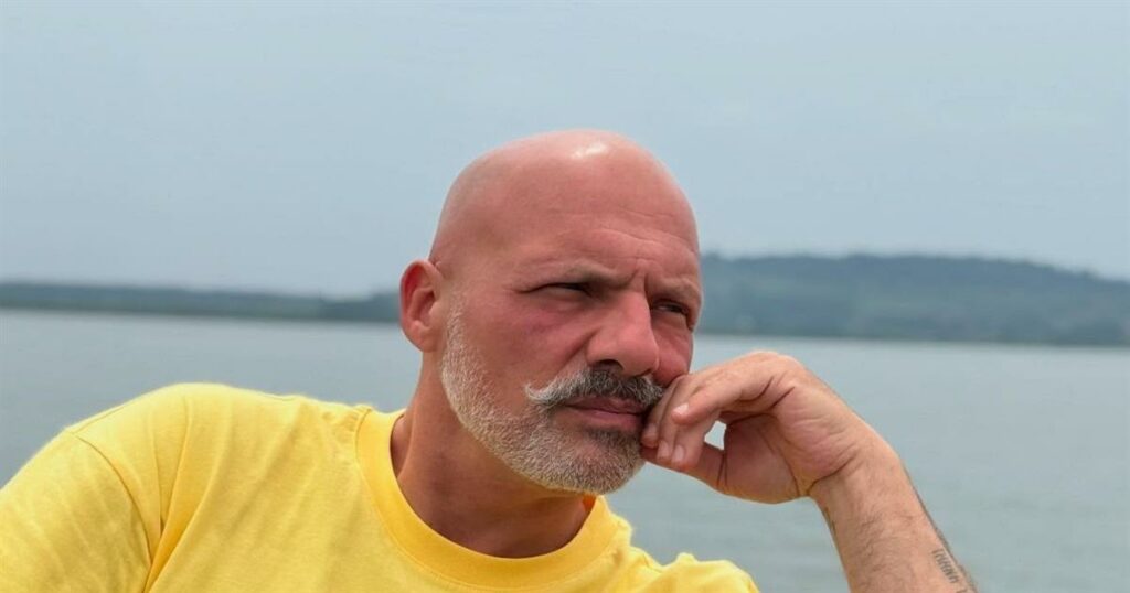 Νίκος Μουτσινάς: Δείτε την Πρώτη του Ανάρτηση για την Επιστροφή στην Τηλεόραση!