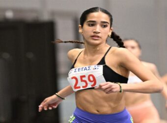 Γνωρίστε την ταλαντούχα 17χρονη κόρη του Κώστα Μπακογιάννη που κατέρριψε πανελλήνιο ρεκόρ στον στίβο!