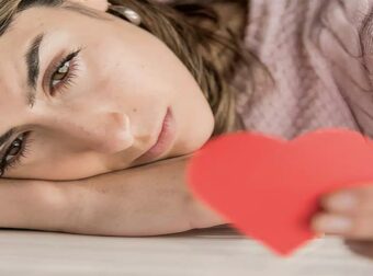 7 σημάδια που δείχνουν ότι μια γυναίκα είναι κρυφά ερωτευμένη μαζί σας.