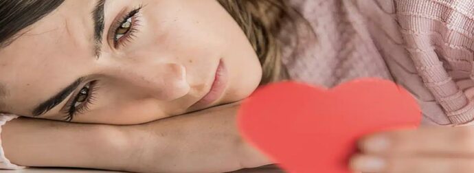 7 σημάδια που δείχνουν ότι μια γυναίκα είναι κρυφά ερωτευμένη μαζί σας.