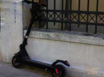 Δραματικό περιστατικό στο Παγκράτι: 48χρονος υπέστη καρδιακή ανακοπή και κατέρρευσε ενώ οδηγούσε πατίνι – Ο κίνδυνος των σκούτερ στους δρόμους.