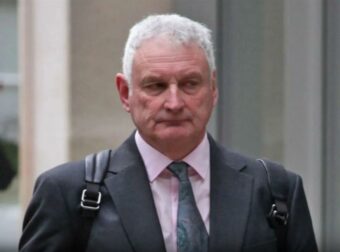 Πλούσια μητέρα υποστηρίζει τη γυναικεία αλληλεγγύη: Αποκληρώνει τον γιο της λόγω απιστίας.