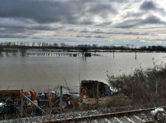 Δραματική εξέλιξη στον Έβρο: Δύο μετανάστες χάνουν τη ζωή τους στην απόπειρα διάσχισης του ποταμού.