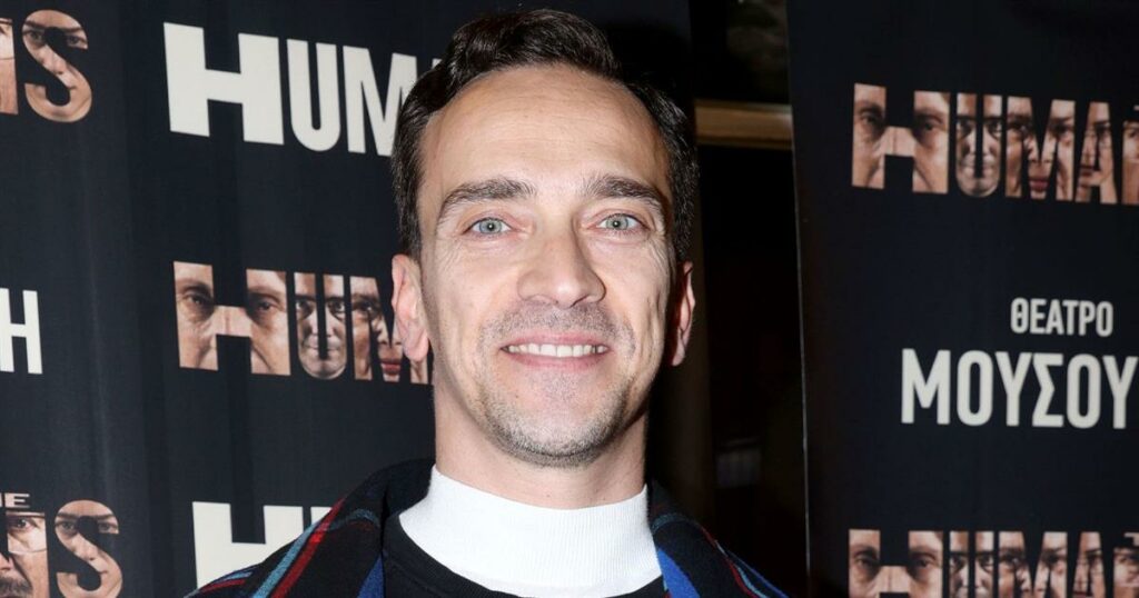 Ο Δημήτρης Σαμόλης αποκαλύπτει: «Οι κρίσεις πανικού που βίωσα στα δικαστήρια της Ευελπίδων» – Μια συγκλονιστική εξομολόγηση του ηθοποιού.