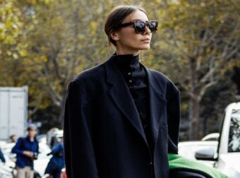 Οι fashionistas του Παρισιού λανσάρουν τη νέα τάση στα φλατ παπούτσια για να συνδυάσουν με τα τζιν τους!