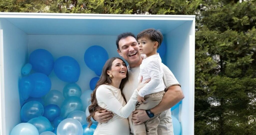 Σιαμπάνη: Εντυπωσιακά στιγμιότυπα από το gender reveal party – «Όταν ο κόσμος μας έγινε μπλε».