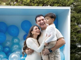 Σιαμπάνη: Εντυπωσιακά στιγμιότυπα από το gender reveal party – «Όταν ο κόσμος μας έγινε μπλε».