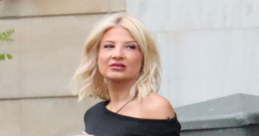 Η Φαίη Σκορδά εντυπωσιάζει με το τοπ που αναδεικνύει τη σιλουέτα και σμιλεύει τη μέση!