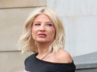 Η Φαίη Σκορδά εντυπωσιάζει με το τοπ που αναδεικνύει τη σιλουέτα και σμιλεύει τη μέση!