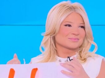 Φαίη Σκορδά: Συνεχείς αιχμές για τον γάμο της από τους συνεργάτες – «Μήπως είναι το πέπλο;»