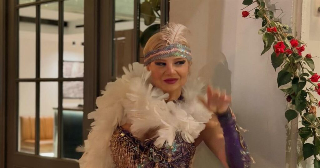 Φαίη Σκορδά: Κατέπληξε με την εντυπωσιακή vintage στολή της την Κυριακή της Αποκριάς (Δείτε Φωτογραφίες)