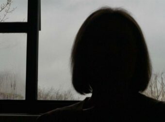 «Εφιάλτης 15 ετών: Δημοσιογράφος θύμα εμμονικής stalker που έψαχνε για GPS στο αυτοκίνητό του – Φυλακίστηκε η 55χρονη γυναίκα»