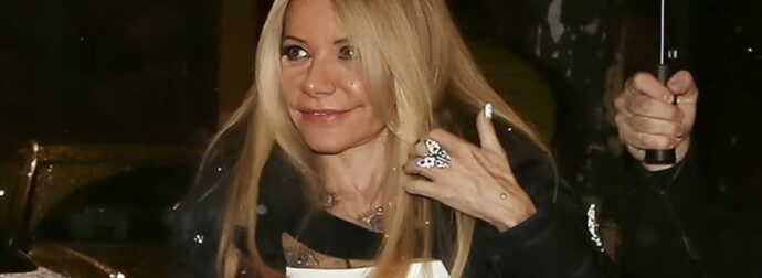 Μαριάννα Λάτση: Λαμπερή στα 72, ανταγωνίζεται τις νέες – Η εκθαμβωτική της παρουσία στην πρεμιέρα «Μελάνια» στο Κέντρο Αθηνών.