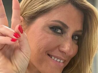 Η Επιστροφή της Σίας Κοσιώνη: Οι Συγκινητικές Στιγμές με τον Κώστα Μπακογιάννη και τον Γιο τους σε Μια Οικογενειακή Φωτογραφία
