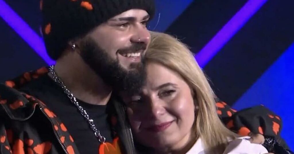 Εντυπωσιακή και συγκινητική η παρουσία της μητέρας του Ακύλα στον εθνικό τελικό της Eurovision!