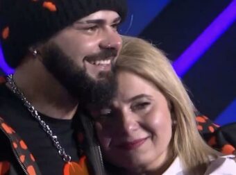 Εντυπωσιακή και συγκινητική η παρουσία της μητέρας του Ακύλα στον εθνικό τελικό της Eurovision!