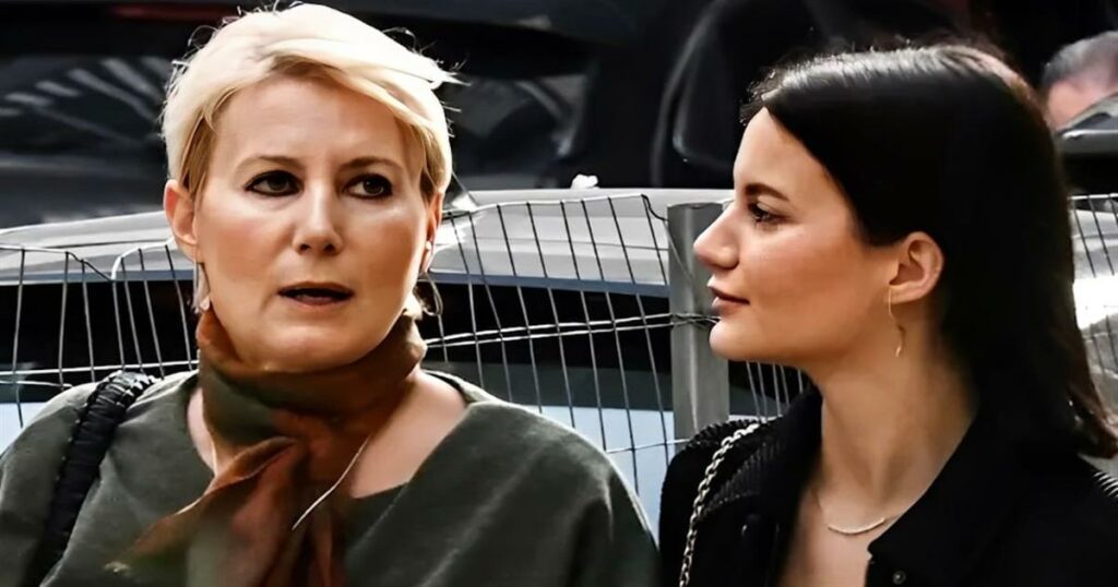 Εντυπωσιακή η Νατάσα Παζαΐτη: Μαζί με την 23χρονη κόρη της σε σπάνια εμφάνιση στο κέντρο της Αθήνας.