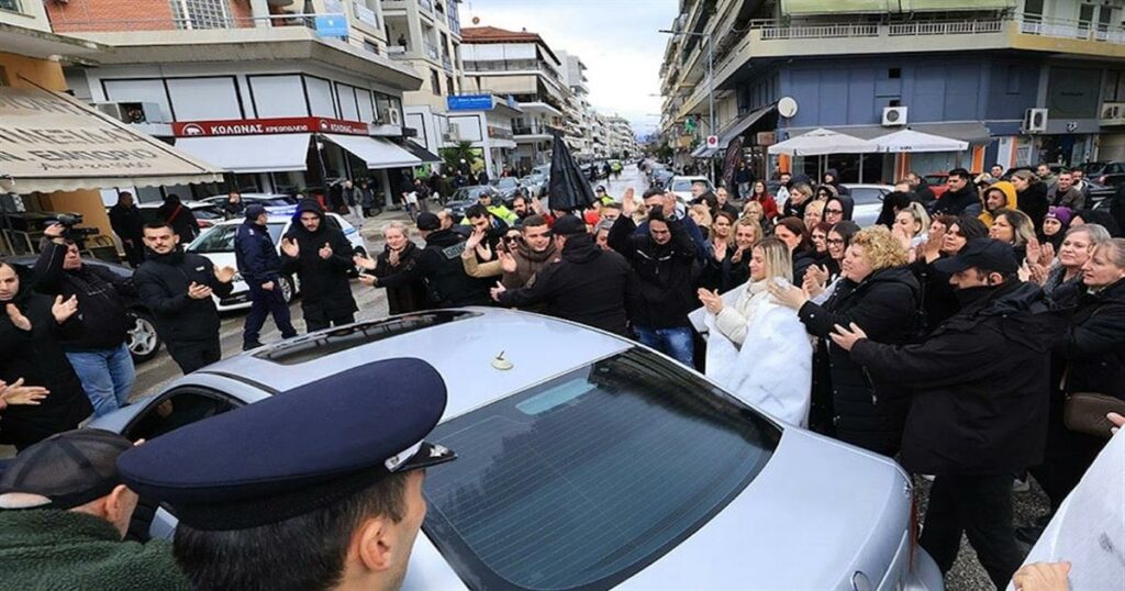 Θριαμβευτική Έξοδος του Ιδιοκτήτη της Βιολάντα από τα Δικαστήρια με Ζεστά Χειροκροτήματα των Εργαζομένων!