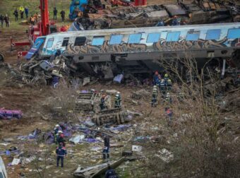 Αποκάλυψη: Τα ακατάλληλα καθίσματα στο μοιραίο τρένο στα Τέμπη και η επίδραση στη δημοτικότητα του Καρυστιανού.