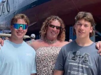 Οικογενειακή Τραγωδία στις ΗΠΑ: Τρανς Πατέρας Σκοτώνει Σύζυγο και Γιο Κατά τη Διάρκεια Αγώνα Χόκεϊ του Νεότερου Παιδιού τους.