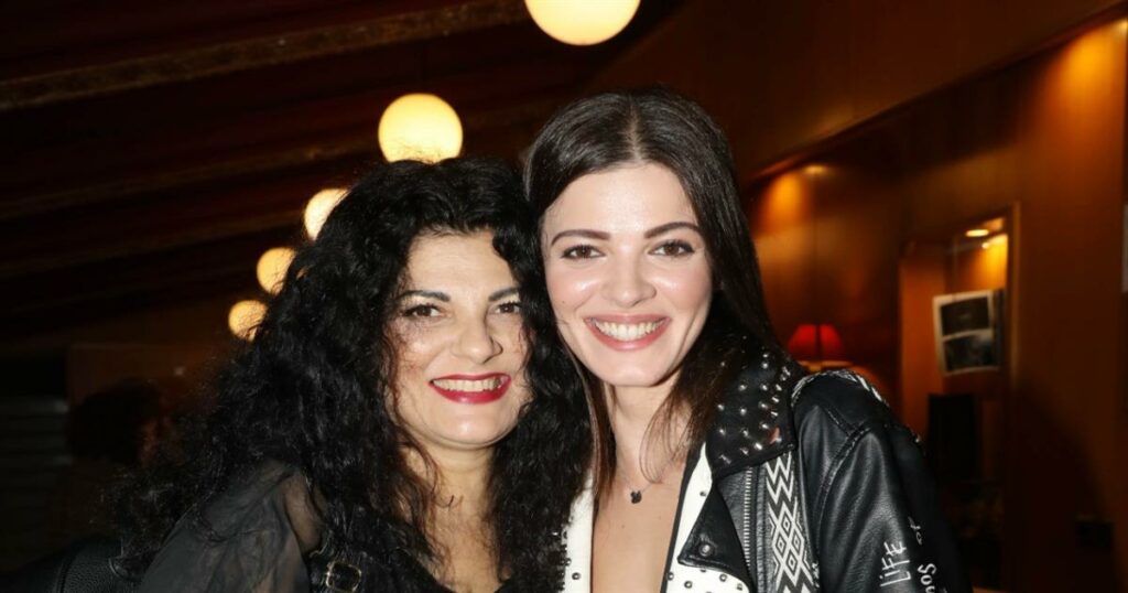 Τρύπη και Καζάκου: Μαμά και κόρη αποκαλύπτουν τα πάντα στην πρώτη τους κοινή τηλεοπτική συνέντευξη για τη θεατρική τους συνεργασία!