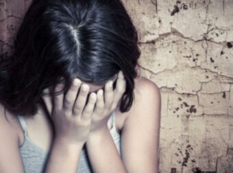 Σοκ στα Άνω Λιόσια: 44χρονος διακινούσε ναρκωτικά και κακοποιούσε παιδιά με συνέργεια πατέρα θύματος.