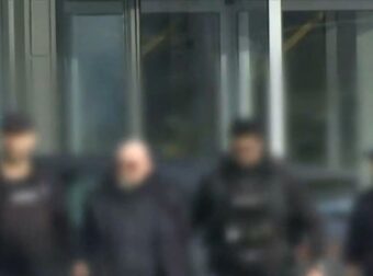 Σύλληψη Ιδιοκτήτη Εργοστασίου Βιολάντα: Οι Δραματικές Στιγμές με τις Χειροπέδες από την Πυροσβεστική!