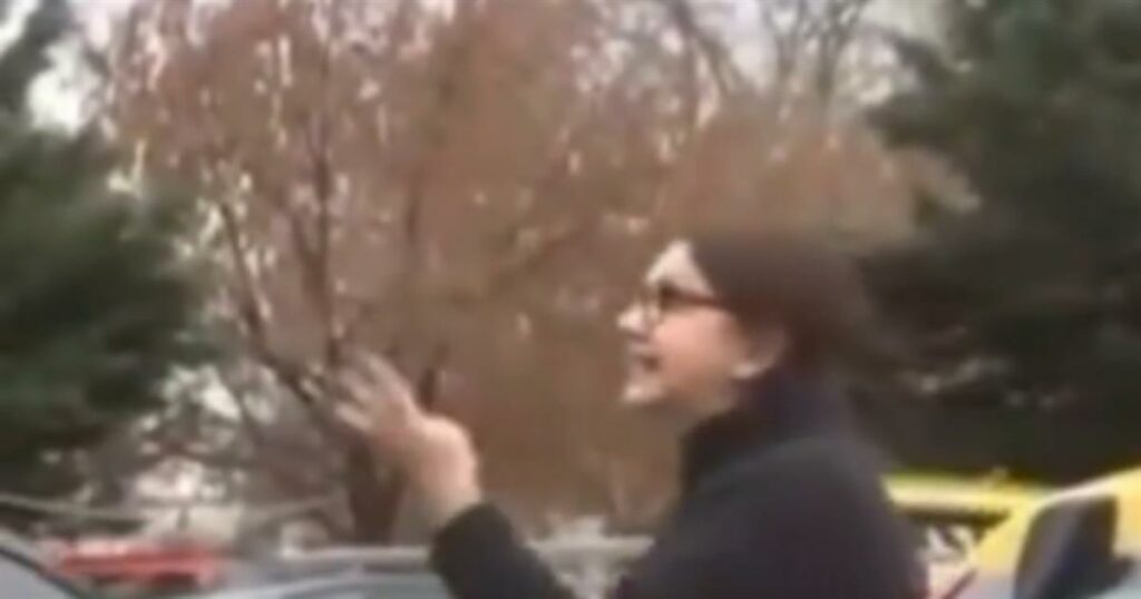 «Γυναίκα επιπλήττει: ‘Πώς μπορείτε να χειροκροτείτε; 5 ζωές χάθηκαν…’ – Ένταση μεταξύ εργαζομένων και ιδιοκτήτη Βιολάντα»