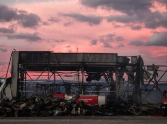 Σοκαριστική αποκάλυψη: Εργαζόμενες καθάριζαν τους εξωτερικούς χώρους του εργοστασίου Βιολάντα.