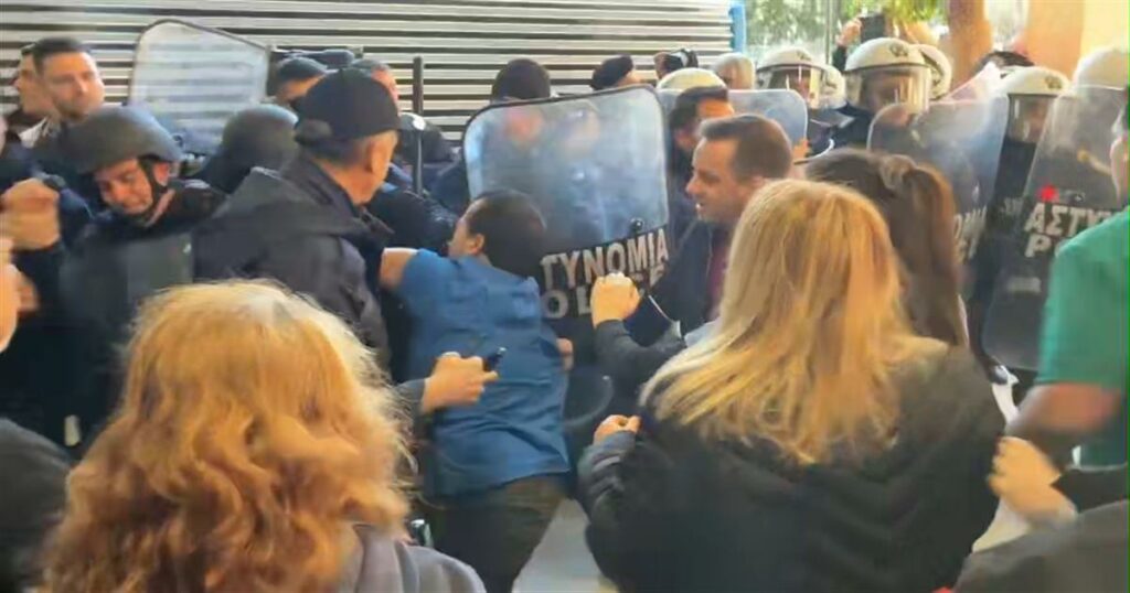 Χάος σε Νοσοκομείο: Νοσηλευτές φωνάζουν συνθήματα κατά του Άδωνι Γεωργιάδη – Ο υπουργός δηλώνει πως κινδύνεψε η ασφάλειά του.