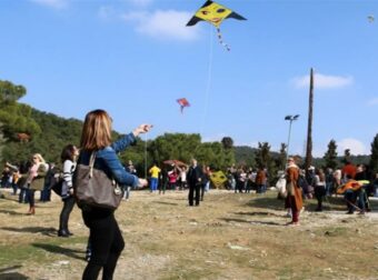 «Αποφύγετε το πέταγμα χαρταετού δίπλα σε καλώδια: Προστατεύστε τον εαυτό σας από πιθανούς κινδύνους!»