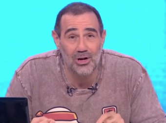 Ευρηματική λύση: «Σκιάχτρο» προστατεύει επικίνδυνη λακούβα – Δείτε την αντίδραση του Αντώνη Κανάκη (video).