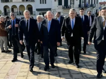 Καραμανλής: «Αξιοποιώντας τη σοφία των έμπειρων, αντί να τους παραμερίζουμε» – Εντυπωσιακή σύμπραξη με Σαμαρά στην Καλαμάτα.