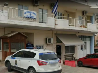 Αστυνομικό Τμήμα σε Δοκιμασία: Οι Αστυνομικοί Μεταφέρονται σε Κοντέινερ (video)