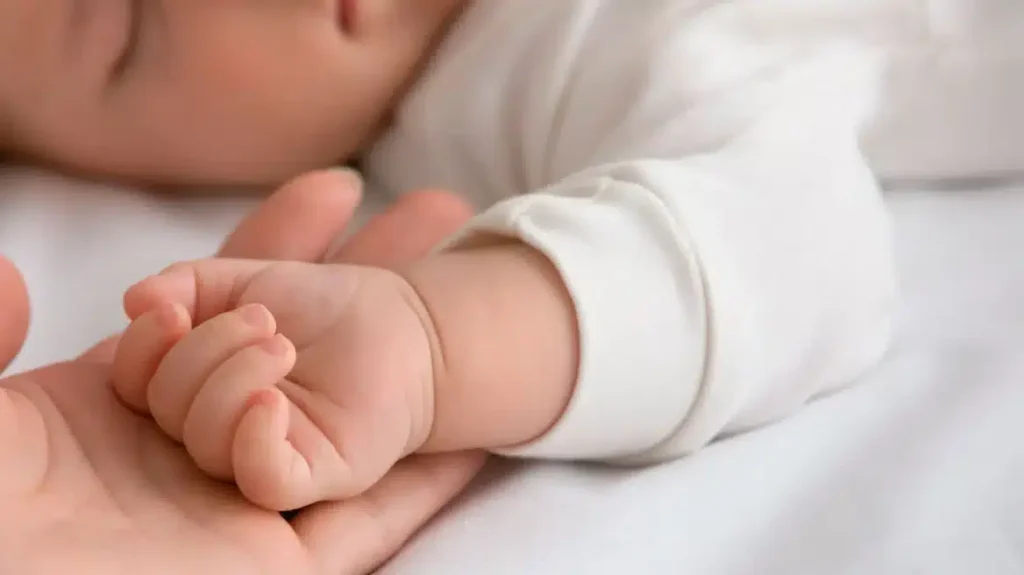 Μοναδική περίπτωση: Μωρό 34 εβδομάδων γεννιέται με διαφορετικά χρώματα σε μάτια, μαλλιά και επιδερμίδα!