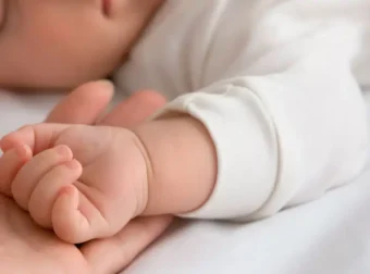 Μοναδική περίπτωση: Μωρό 34 εβδομάδων γεννιέται με διαφορετικά χρώματα σε μάτια, μαλλιά και επιδερμίδα!