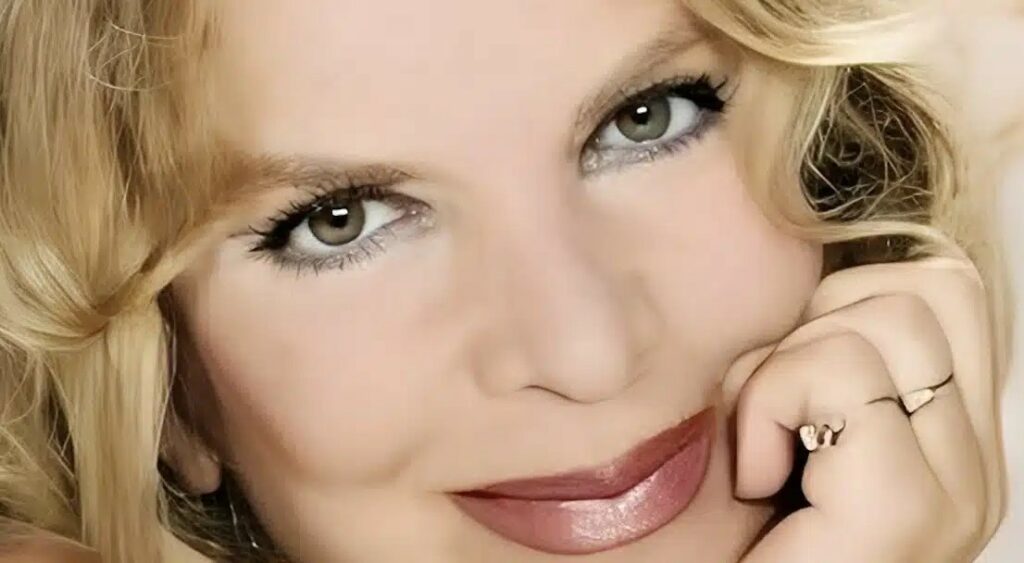 Έφυγε νωρίς η χαρισματική τραγουδίστρια που σημάδεψε με τις επιτυχίες της, πάσχοντας από Αλτσχάιμερ.