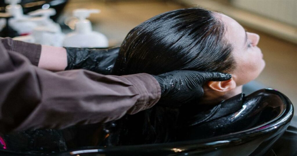 Κομμωτήριο: Μήπως Κινδυνεύεις από Σοβαρό Εγκεφαλικό; Ανακάλυψε Τι Πρέπει να Ξέρεις!