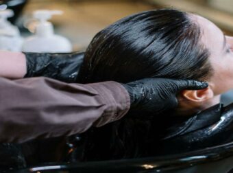 Κομμωτήριο: Μήπως Κινδυνεύεις από Σοβαρό Εγκεφαλικό; Ανακάλυψε Τι Πρέπει να Ξέρεις!