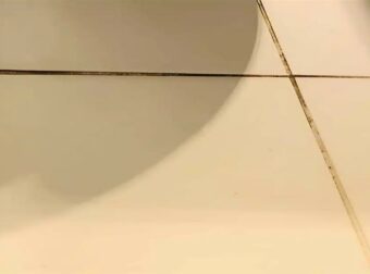 Ανακαλύψτε το μυστικό για καθαρά και λαμπερά πλακάκια στο μπάνιο – Η μέθοδος που δεν γνωρίζατε!