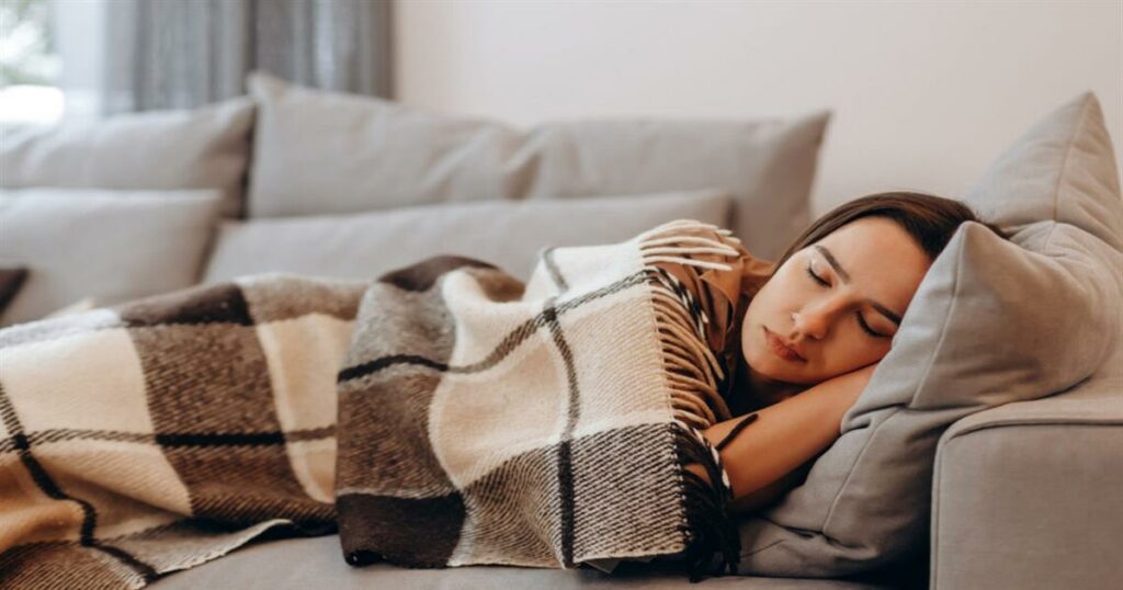 5 λόγοι για τους οποίους ο ύπνος στον καναπέ δεν είναι τόσο αθώος όσο φαίνεται!