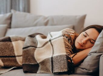 5 λόγοι για τους οποίους ο ύπνος στον καναπέ δεν είναι τόσο αθώος όσο φαίνεται!
