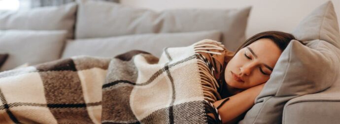 5 λόγοι για τους οποίους ο ύπνος στον καναπέ δεν είναι τόσο αθώος όσο φαίνεται!