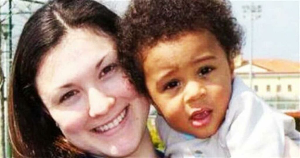 Η απρόσμενη εξήγηση – Πώς τον έπεισε όταν το παιδί τους γεννήθηκε με σκούρο δέρμα.