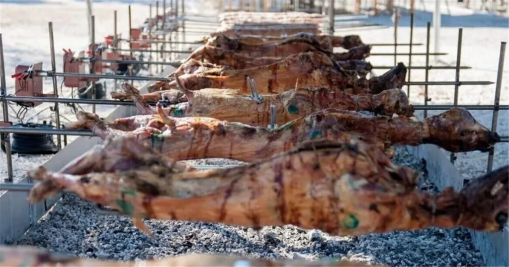 Ετοιμαστείτε για ένα καλοκαίρι με Πασχαλινό σουβλιστό – Ανακαλύψτε πότε γιορτάζουμε φέτος τον Ιούνιο!